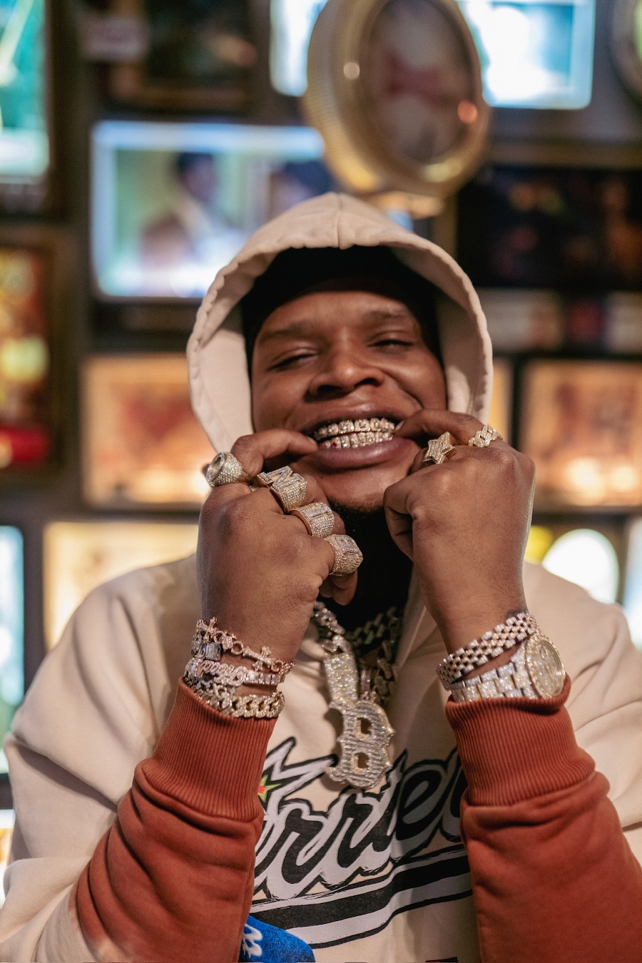 HoodTrophy Bino ft. Bravo the Bagchaser – “Act Different” (Video)